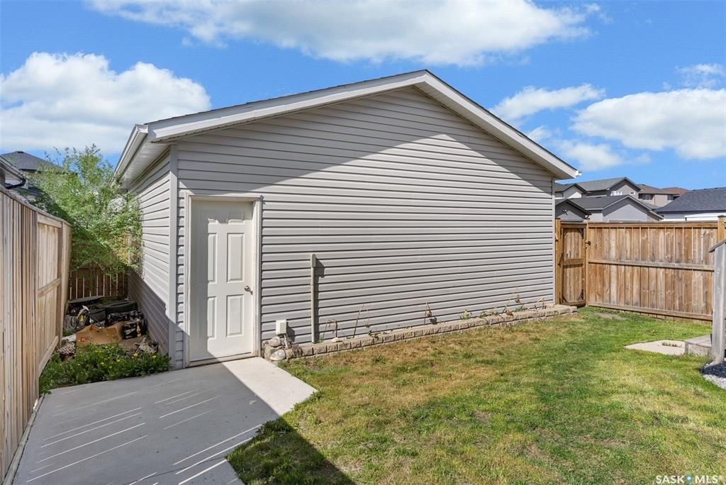 Evergreen小区1215尺错层独立屋出售, 本地西人业主，4房3卫，半地下室带合法出租1厅 1房间1卫分电表，独立出入独立洗衣烘干，另有1大活动空间用于主层住户使用，双车库外加1室外停车位，拐角地块多停车位，带露台，采光好，步行百米至两所小学及公园。 - 27