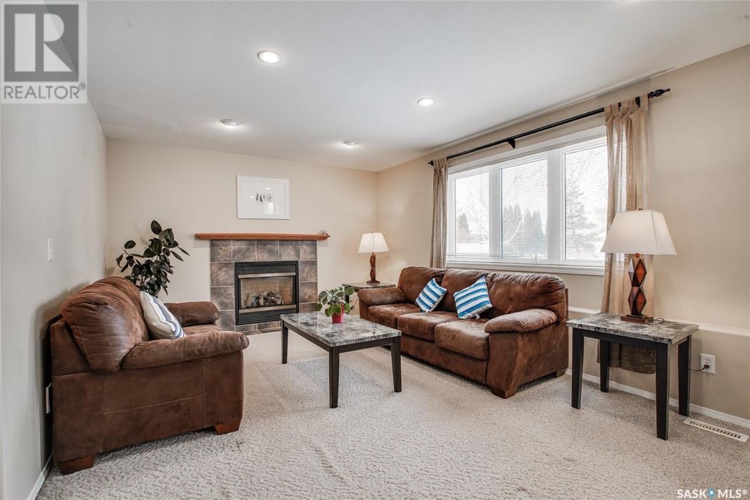 高档社区Briarwood稀缺近一万尺地块，1756尺独立屋出售，安静私密路段。保养极佳4 房3全卫 （4房均在地面以上）双客厅，双餐厅，挑高顶，PVC大窗户，换风系统，地下喷淋！ 超大扇形成熟大院子！挂牌价格 $494900。详情联系地产经纪Gary Gai 盖王睿  - 7