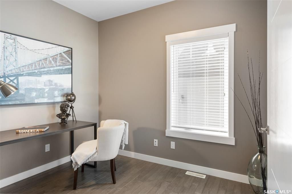 Evergreen2167尺独立屋出售，高档装修，大地块私密大院子（背后不靠邻居）。一楼带独立书房，9尺层高，实木地板，吸顶音响，厨房大理石台面，升级橱柜，高档不锈钢家电。客厅带壁炉造型墙。二楼3个大卧室带一个超大多功能厅，主卧洗手间干湿分离，地暖加热。双车库带保温。另有宽大前露 - 6