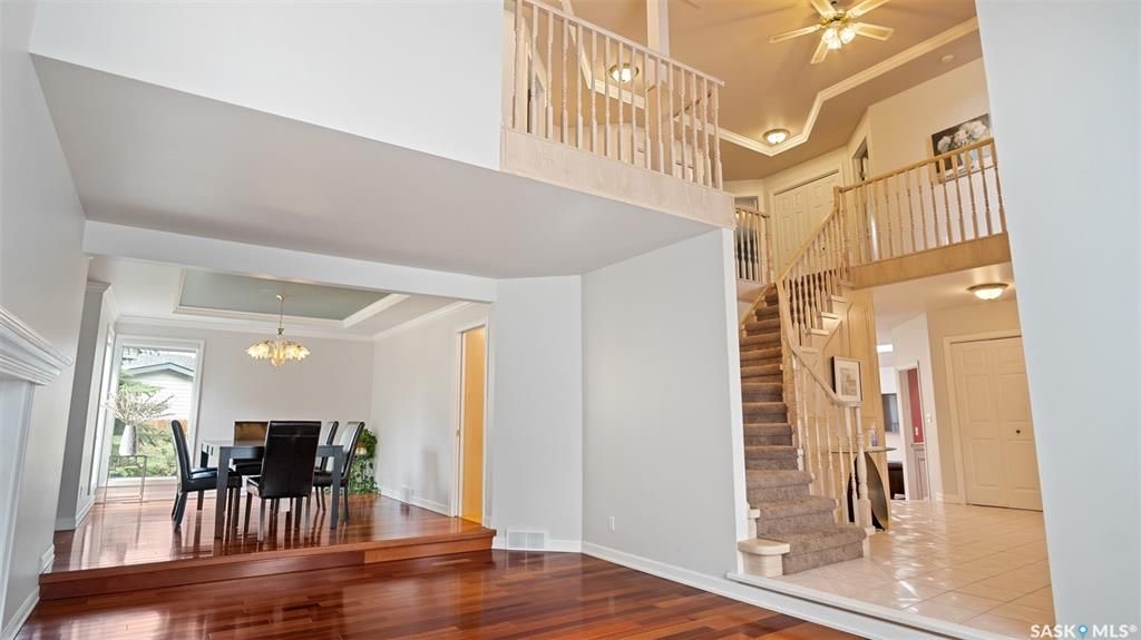 Lakeridge小区10810尺地块，2859尺4房4卫1书房独立屋出售。安静扇形内街。步行可达公园和学校。极好的采光，家里各处大量的窗户，和5个天窗。一楼两个客厅，挑高顶，半开放式大厨房， 书房（可做房间）二楼有4个大尺寸卧室，超大主卧，有步入式衣柜，主卧卫生间带按摩浴缸。 - 9