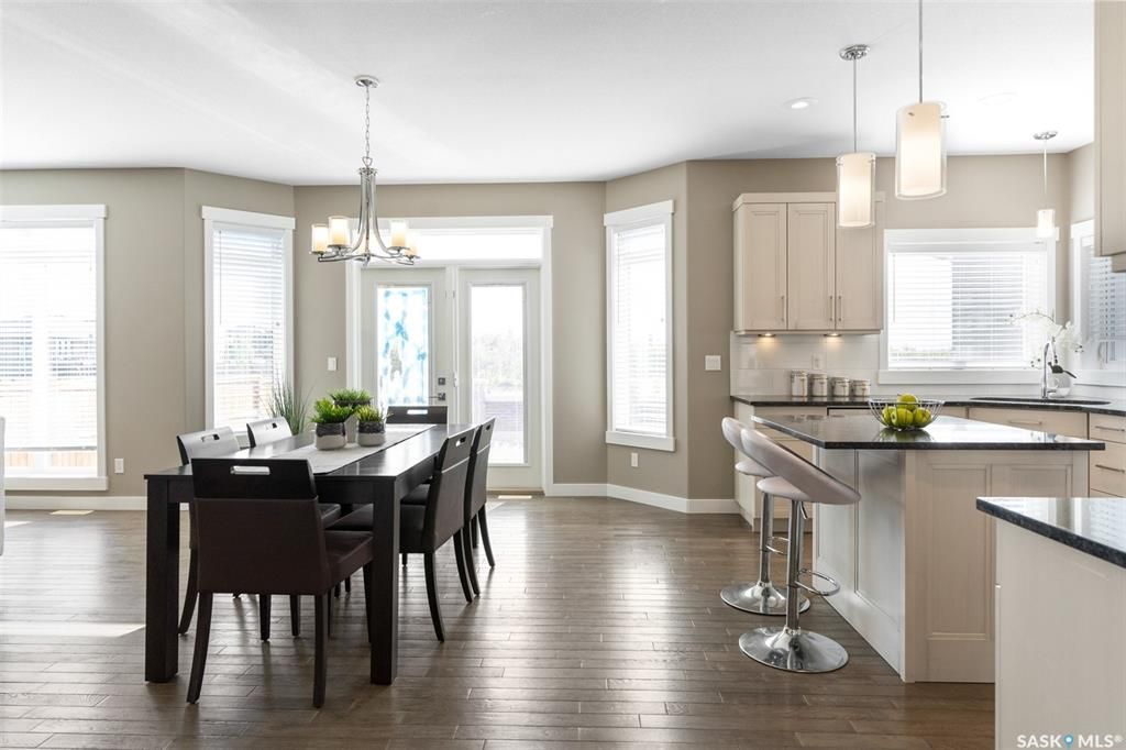 Evergreen2167尺独立屋出售，高档装修，大地块私密大院子（背后不靠邻居）。一楼带独立书房，9尺层高，实木地板，吸顶音响，厨房大理石台面，升级橱柜，高档不锈钢家电。客厅带壁炉造型墙。二楼3个大卧室带一个超大多功能厅，主卧洗手间干湿分离，地暖加热。双车库带保温。另有宽大前露 - 7