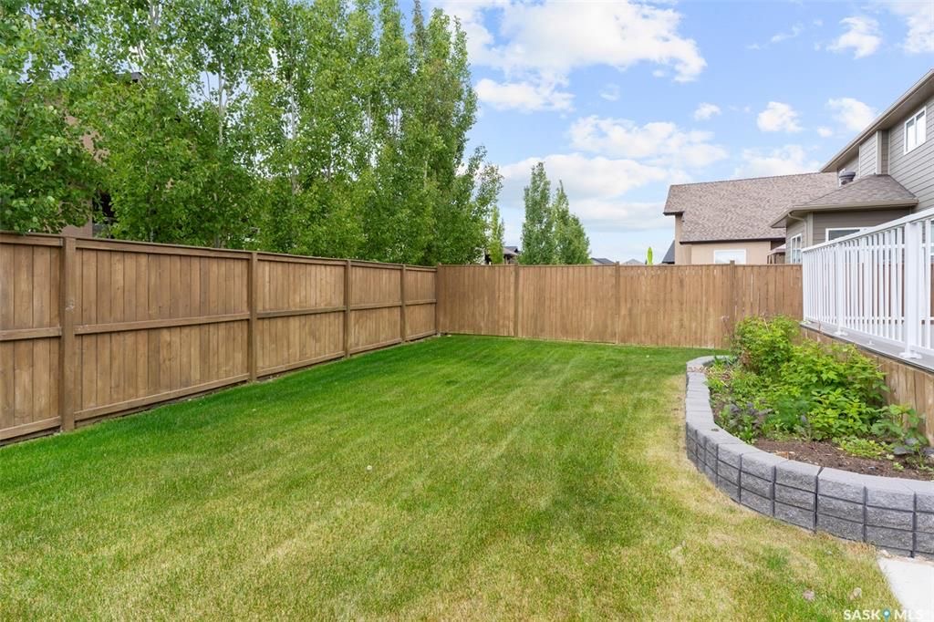 Rosewood小区核心安静路段，步行至小学公园，近2600尺5房5卫豪华装修独立屋出售。一楼入户挑高顶，超大独立办公室，实木地板，10尺层高，超大客厅天然气壁炉，开放式厨房，枫木橱柜到顶，大理石台面，天然气明火炉头。 二楼4房3卫。主卧带干湿分离洗手间地热，双洗手台，步入式衣柜 - 33