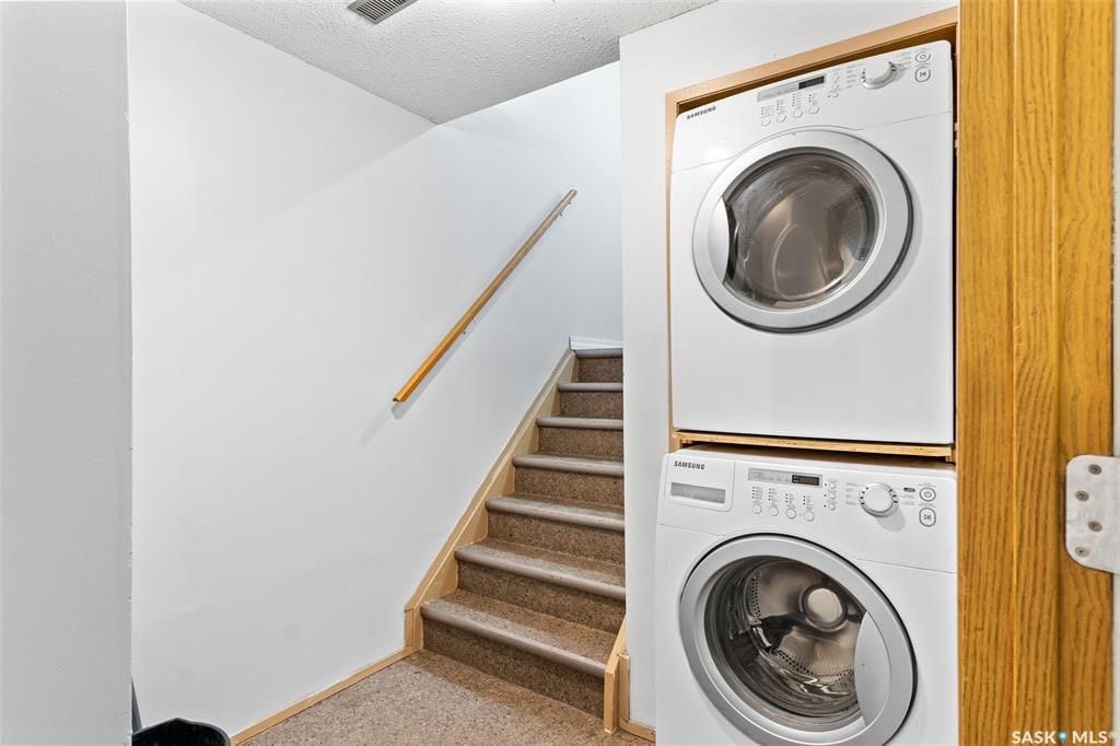 Sutherland小区4 房3卫联排出售。本地人业主，位置便利，近大学。连房子单车库外加一个室外车位。大窗户明亮，新不锈钢家电，新合成板地板和部分地毯，地下室完整装修有一房一厅一简易厨房水吧，另外带一独立露台。房屋近期更新，维护好。挂牌价格：$235000。 有意请联系地产经纪 - 17