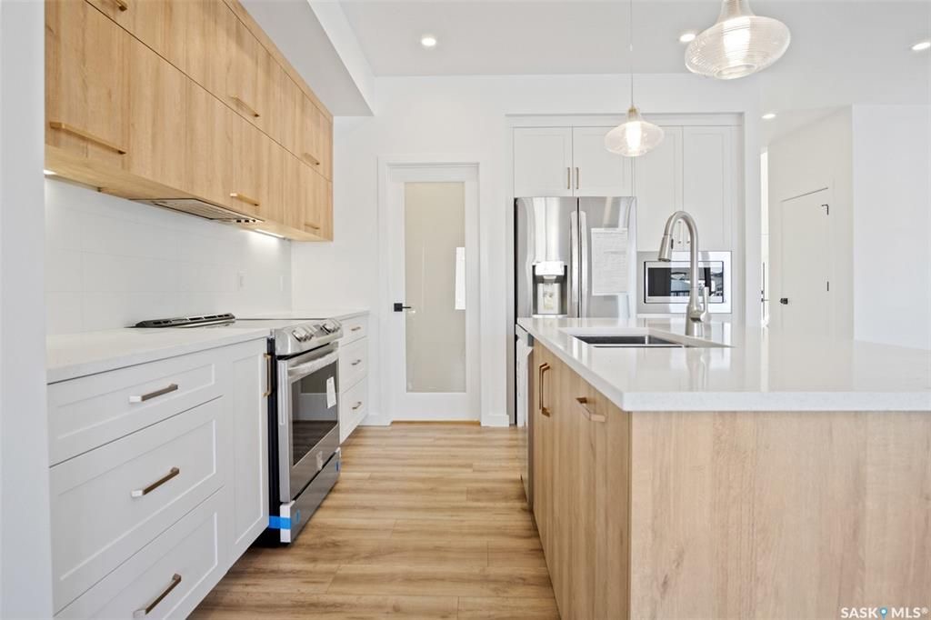 Aspen Ridge小区2021年建全新近2000尺3室3卫带一个多功能厅bonus room双层独立屋出售。全屋高品质装修。步行可达湿地公园。三层楼全部挑高9英尺，一楼加大尺寸欧式窗户，高级复合地板，开放式厨房，石英石台面，高档橱柜，黑色背板，巨大的中岛和附加的储物空间。宽敞 - 7