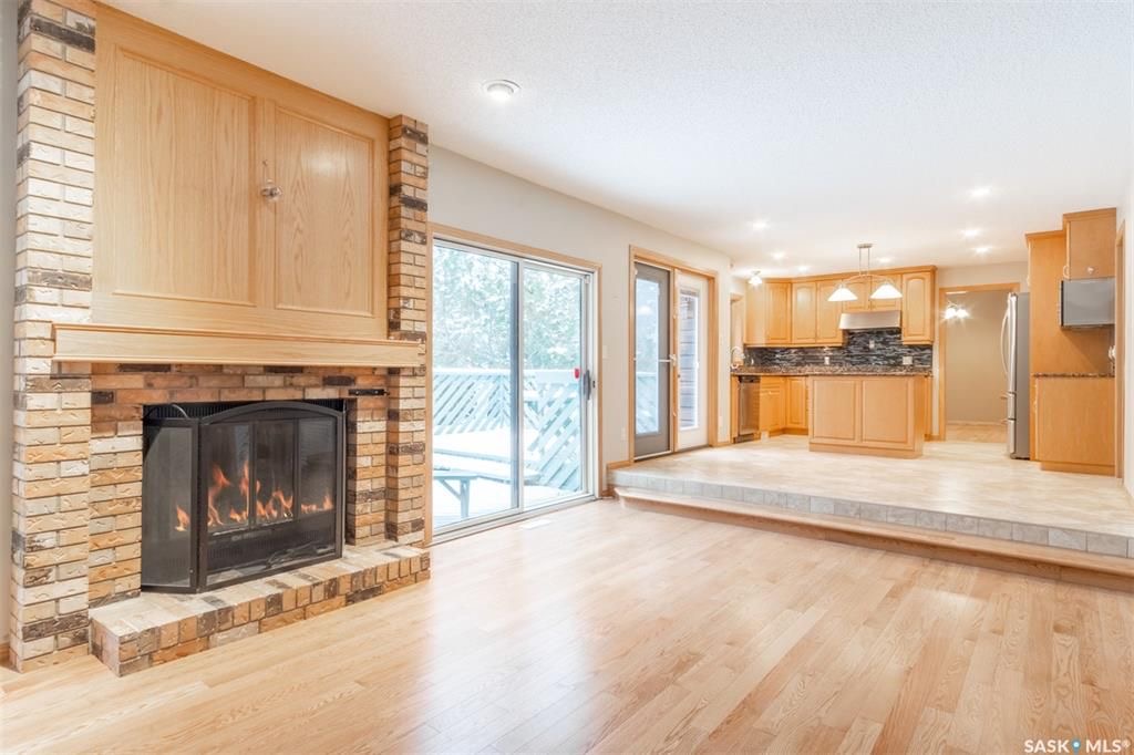 LAKEVIEW小区2308尺5室4卫双层独立屋出售。超大扇形地块11000尺，位于安静核心街区，步行至小学，近公园购物交通便利。高品质装修，全新实木地板，翻新厨房橱柜，全花岗岩台面，双客厅（前厅后厅宽敞），双餐厅（含正餐厅）。主卧带超大独立步入衣帽间，大浴室双洗手台浴缸淋浴分离 - 8