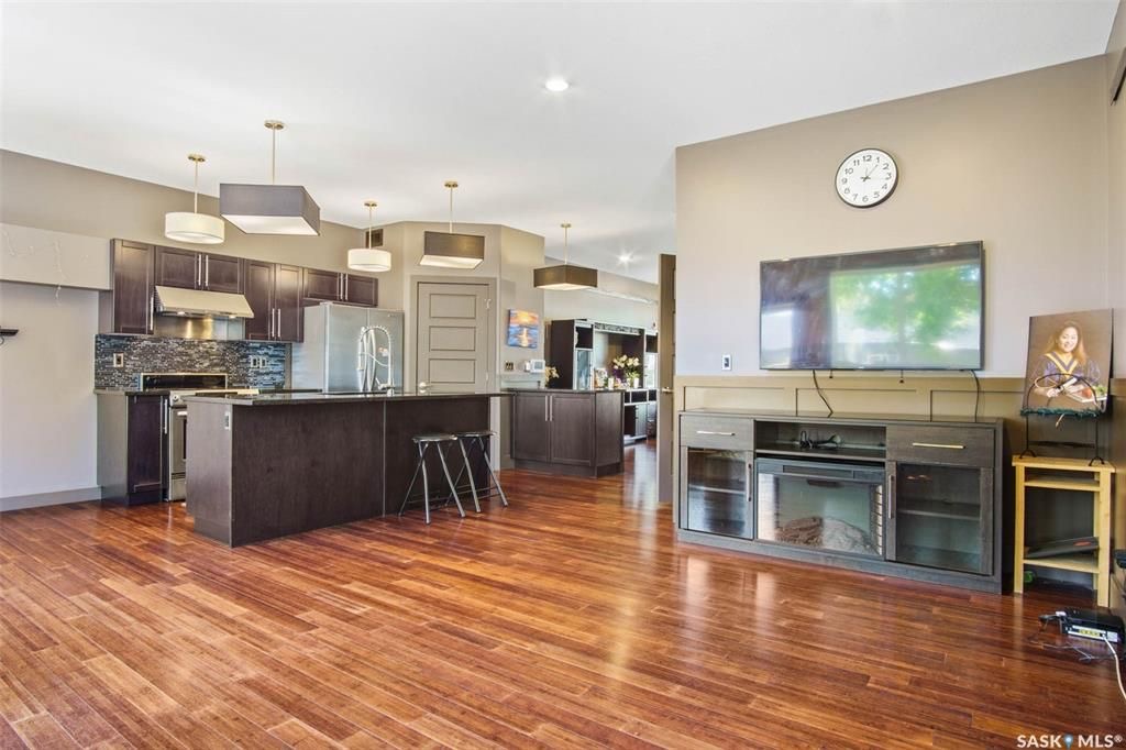 Holliston小区核心区域2012年建1625尺5房4卫半独立屋出售，步行可至学校,公园,8街购物。绝佳拐角边户，带双车库外加双车位，多窗户采光好。一楼9尺层高，双厅带实木地板，厨房大理石台面，枫木橱柜，不锈钢家电。二楼三个大卧室，主卧带独立洗手间全大理石洗手台面。地下室有独 - 13