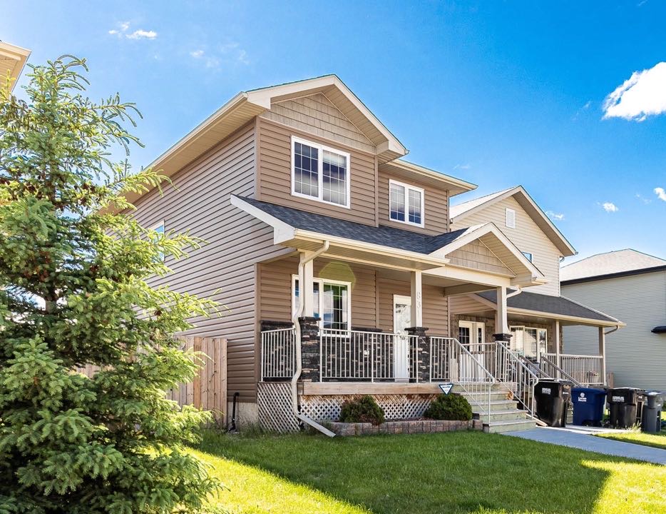 Willowgrove小区5房4卫独立屋出售，步行500米 至Willowgrove小学，公园，附近购物，近St Joseph 和Centennial百年高中。一楼有一个卧室，厨房餐厅客厅及洗手间，二楼3房两卫，主卧带洗手间，地下室专业装修有一房一厅一卫；双车库 - 2