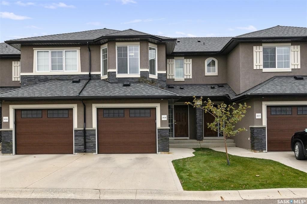 Willowgrove小区2014年建3房3卫联排别墅出售。本地人业主，地理位置安静私密，房屋年代新，整体保养好。交通便利，可步行至两所小学和公园，近百年高中，近购物中心。一楼多窗户朝南自然光充足，客厅宽敞明亮。实木地板，理石台面，纽约现代风橱柜，不锈钢家电。二楼3大卧室，主卧超 - 3