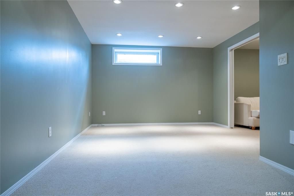 Arbor Creek小区 1364尺双车库联排边户出售。背靠绿地公园。位置安静便利。附近有小学，高中。多窗户大客厅，二楼2个大卧室外加一个大多功能厅。地下室装修有1活动厅带窗户外加完整洗手间。新换瓦片，刷漆，车库门 ，地板，部分家电。挂牌价格 $329900。详情联系Royal - 23