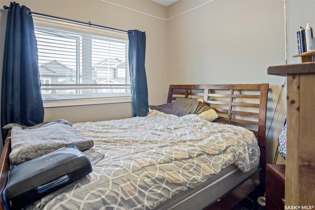 Aspen Ridge小区1165尺错层独立屋出售，本地西人业主，6房3卫，半地下室大窗带合法出租1厨1厅 2房间1卫分电表，独立出入独立洗衣烘干，独立热水器换风系统，另有1大厅或者房间用于主层住户使用，高档装修，全屋9尺，大理石台面，升级厨柜，双车库，拐角地块多停车位，带顶露台 - 19