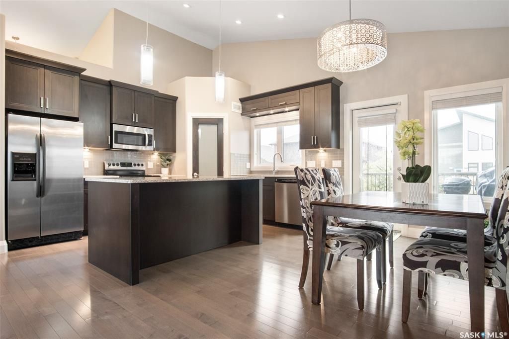 Evergreen 小区5房3卫错层独立屋出售，位于小区最优路段，安静宽敞私密，近小学，高中，公园，购物。高档装修，开放式设计，挑高尖顶，实木地板，飘窗，升级枫木厨房带不锈钢家电和角柜，全大理石台面及厨房背景砖，主卧带步入衣柜高档明卫干湿分离双洗手台洗手间，半地下室大窗户明亮如地 - 11