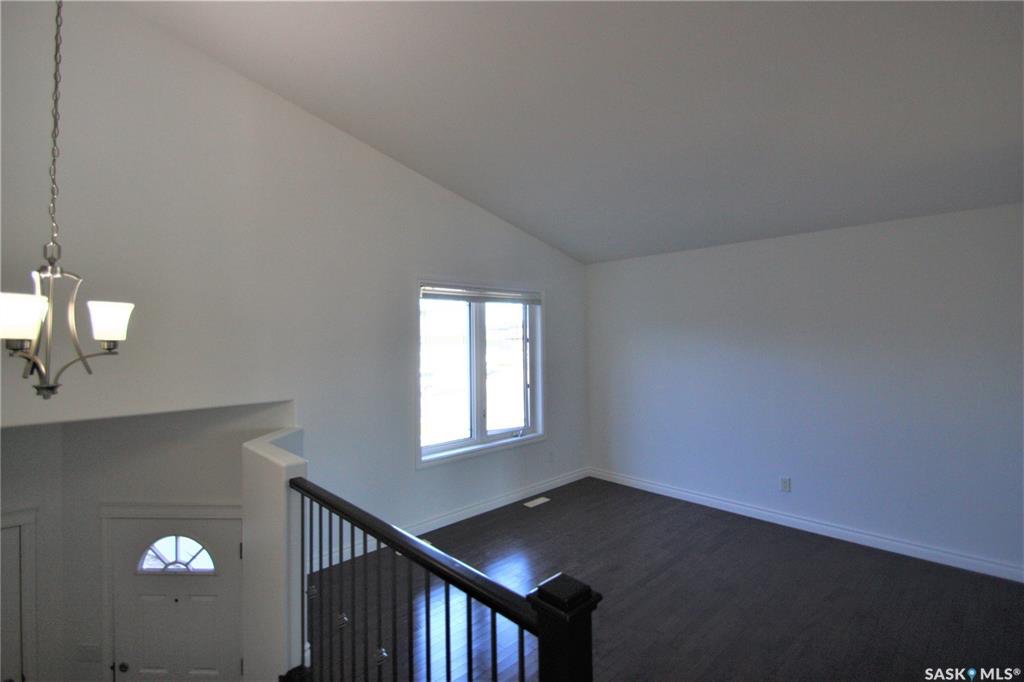 Evergreen小区，步行至小学，1129尺Bi Level错层独立屋含2室一厅合法出租地下室出售。 实木地板大理石台面，地下室有额外活动空间用于房主使用，外加地下室两房合法出租套间。挂牌价格：$419900。详情请联系 Royal LePage地产经纪Gary Gai 盖王睿 - 5