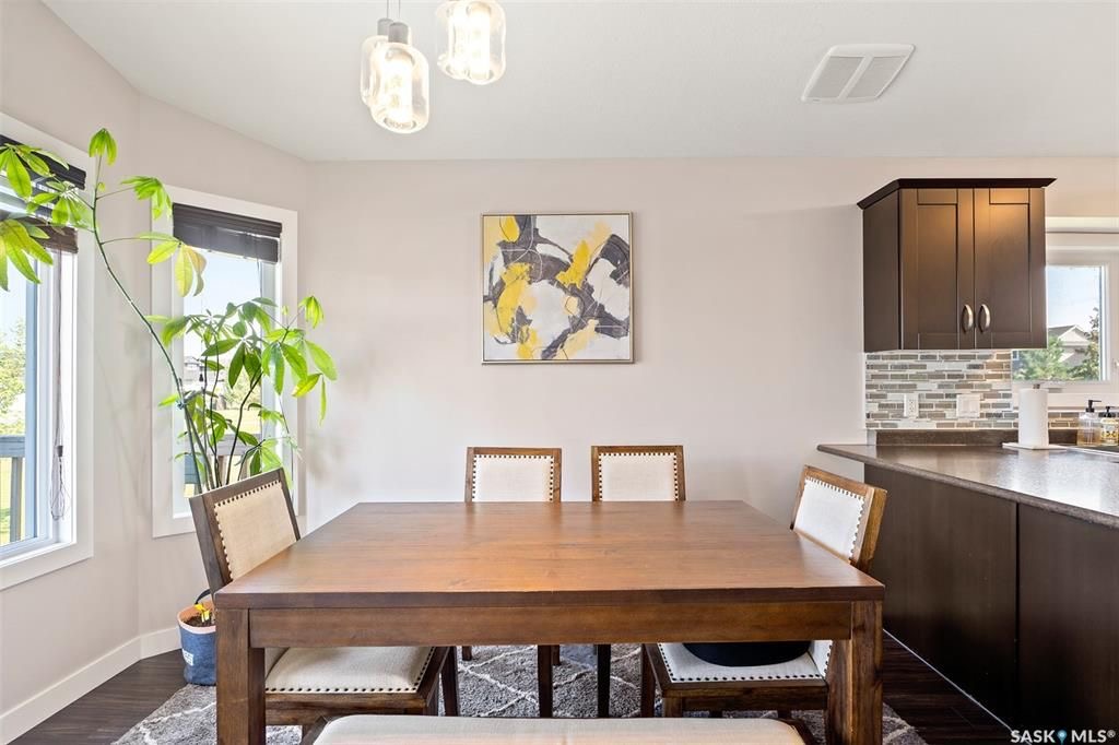 位于Stonebridge 小区紧靠公园绿地，近小学，购物设施，2015年建1249尺Bi Level错层独立屋5房3卫含2室一厅合法出租地下室，出售。 保养如新，大窗户采光好，高档装修，地下室有额外活动空间用于房主使用，外加地下室两房合法出租套间（独立出入，独立电表，独立厨房洗 - 14