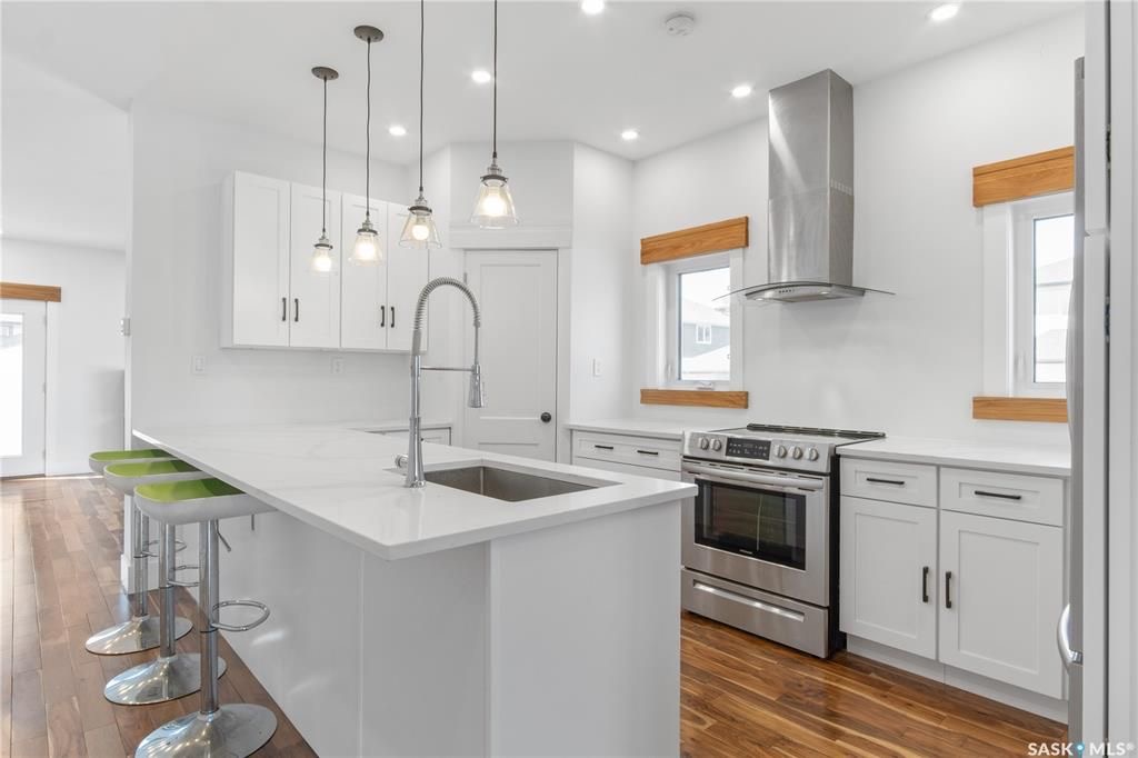 Aspen Ridge小区超大尺寸2016尺两层独立屋出售。好采光，保养如新，高档装修：9尺层高，实木地板，大理石台面，壁炉，不锈钢家电。主层有额外书房，二楼4个大卧室，地下室保温完成。带露台和独立双车库。挂牌价格：$499000。 有意请联系地产经纪Gary Gai 30634 - 8