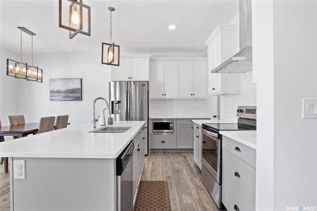 Brighton小区2019年建近2000尺4房4卫独立屋出售！院子私密不靠邻居，步行至公园，购物，及未来规划小学。1 楼9尺层高，带独立书房，开放式设计客厅带壁炉，厨房大理石台面，背景砖，高级不锈钢家电，带独立角柜。大窗户好朝向好彩光。二楼3个大卧室外加超大多功能厅，大主卧带步 - 10