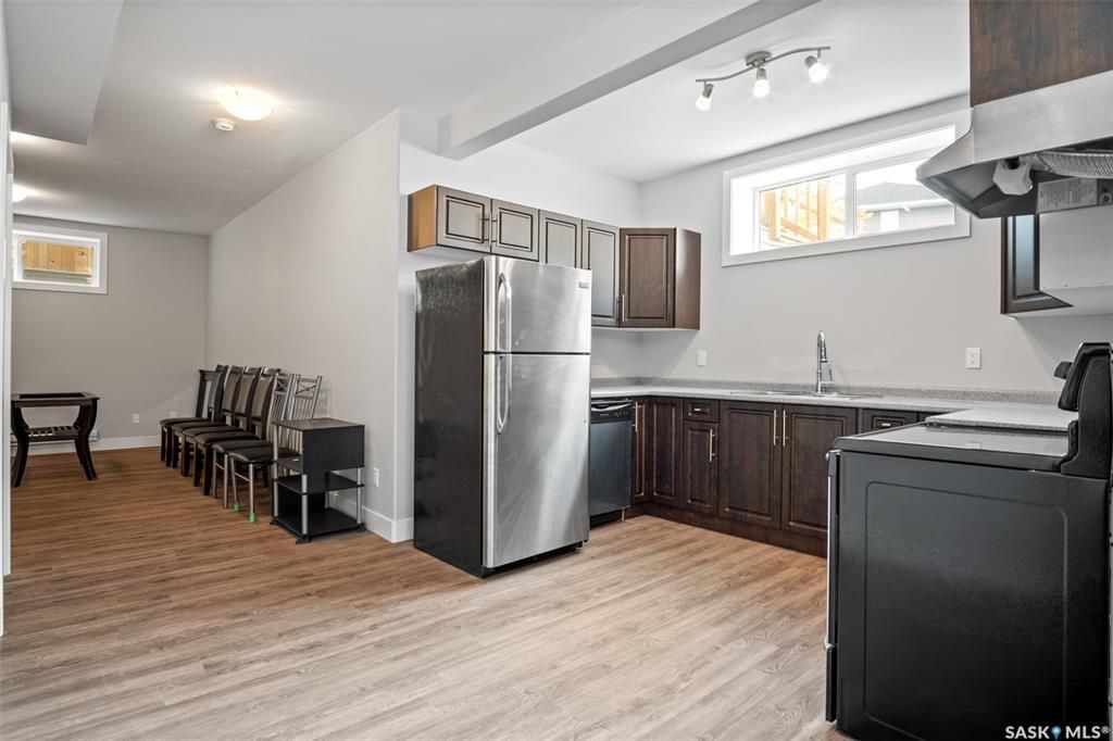 EVERGREEN小区2014年新建2197尺4房4卫1书房1多功能厅双层独立屋（外加地下室合法独立出租套间） 出售。房屋位置佳，位于两所小学正对面，步行公园，周围生活设施齐全。高档装修，一楼实木和瓷砖地板，枫木橱柜，石英石台面。一楼除餐厅客厅外，还有一间大尺寸书房。二楼共三间全 - 9