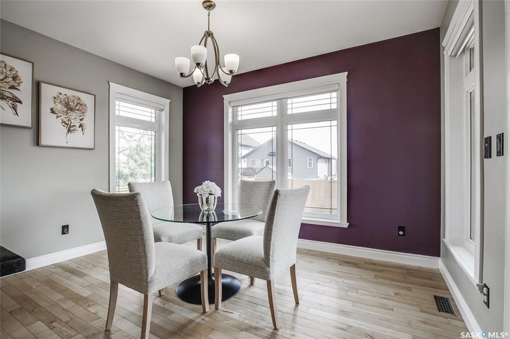 Evergreen小区核心安静路段，位于公园对面，近两所小学近1860尺两层独立屋出售 5房4卫，2011年建，三车库其中一个可通后院，高档装修，房屋保养佳：二楼大尺寸房间全实木地板，厨房卫浴大理石台面组合。地下室9尺层高装修有2房一厅一卫一吧台。开价：$619900。 - 6