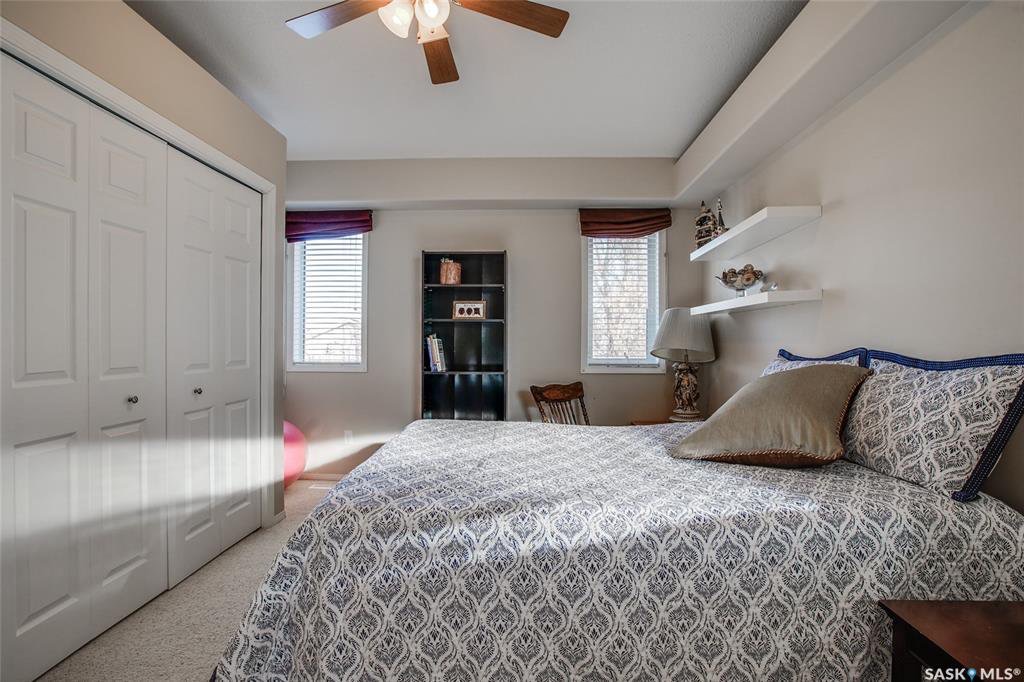 Arbor Creek小区 1925尺5房4卫独立屋出售。面朝公园好景色。位置安静便利。附近有小学，高中。多窗户大客厅，厨房石头台面，实木地板装修。二楼4个大卧室（其中一个超大卧室可作为多功能厅）。地下室完全装修有1房2厅，大窗户。新换瓦片，全新刷漆。另有独立私密后院和独立出入口 - 8