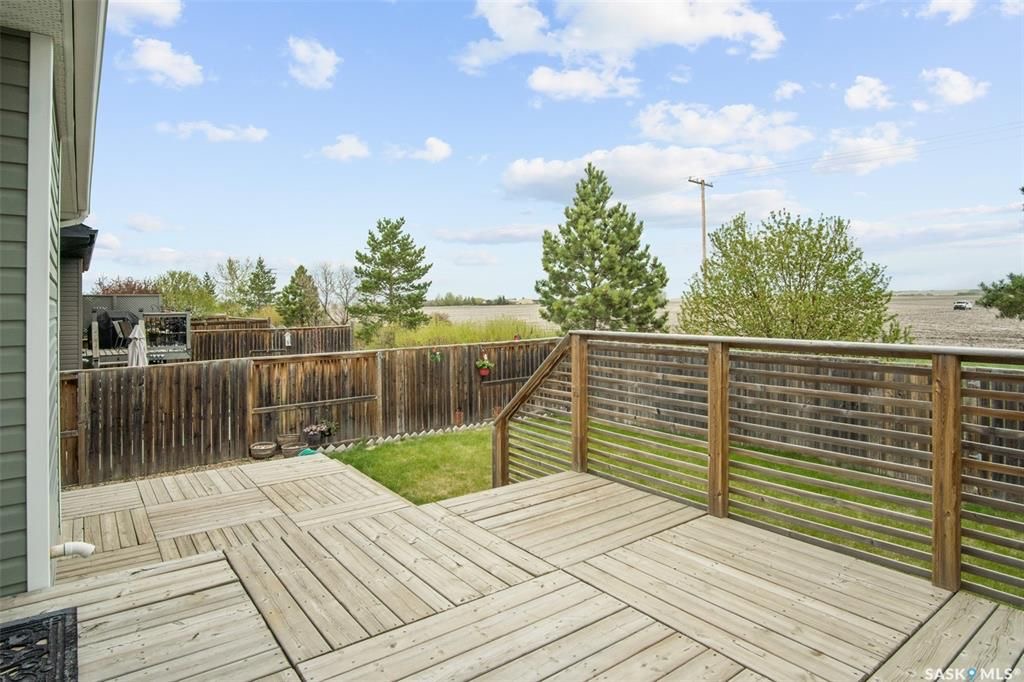 Willowgrove小区5房3卫错层独立屋出售，背靠农地美景，私密无遮挡视野。开放式设计，挑高尖顶，实木地板，枫木厨房带不锈钢家电和角柜，主卧带步入衣柜独立洗手间，半地下室多大窗户9尺层高，2房1超大活动厅外加豪华独立洗手间。双车库带保温，大后院大露台。房屋采光好，保养佳。挂牌 - 6