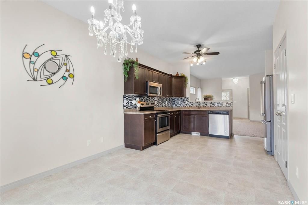 Stonebridge小区安静核心地段1144尺3房2卫平层独立屋出售。步行500米至两所小学，近公园，周边购物。2011年建一手房主保养如新。一楼调高层高，半开放设计，枫木橱柜，充足台面储物空间，2019年更换全新家电，三个大卧室主卧带独立洗手间双衣柜。私密后院有后巷，不紧靠邻 - 12