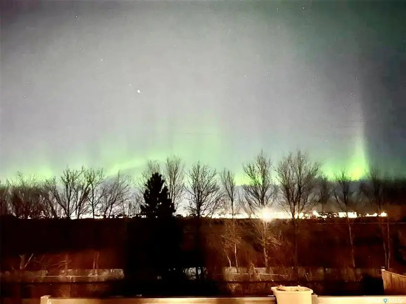 Willowgrove小区1676尺5房3卫错层独立屋出售，绝佳路段背靠农地美景，私密无遮挡视野，可赏极光。开放式设计，挑高尖顶，额外采光天窗，实木地板，大理石台面，主卧带步入衣柜独立洗手间带按摩浴缸，半地下室大窗户9尺层高，2房1超大活动厅。双车库带保温，大后院双层大露台。房屋 - 7