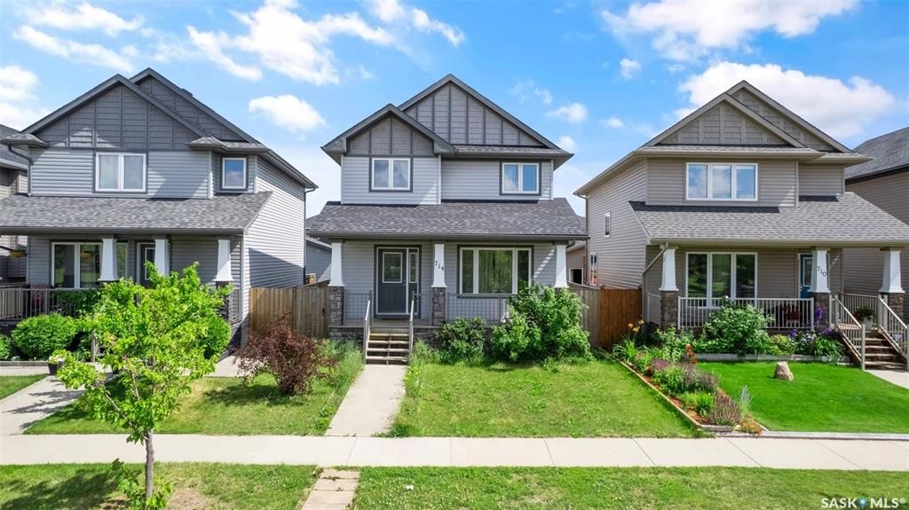 Stonebridge小区4房3卫独立屋出售。面对小学公园好景色。1464尺大空间开放式设计，枫木橱柜，不锈钢家电，收纳角柜，2 楼3个大卧室，主卧带独立洗手间。地下室完全装修有1房间1大活动厅。大后院带独立露台，双车库。另有中央空调，中央吸尘，加湿器，换风系统，垃圾粉碎机，前露 - 4