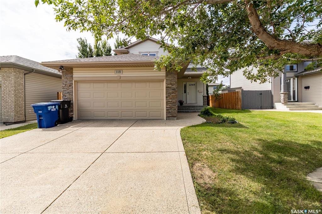 Arbor Ceek小区2001年建 1677尺 3房4卫独立屋出售，近公园，附近购物，高中。一楼开放式厨房餐厅客厅；二楼3房两卫，主卧带洗手间，地下室装修有一大厅一卫；双车库，设备：新风系统。 新换瓦片。挂牌价格：$459900。详情联系Royal LePage地产经纪Gary - 4