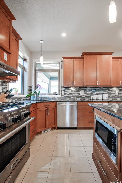 Rosewood小区步行700米至两所小学，2011 年超大空间3150尺独立屋。7房（2楼4房，1楼1房，地下室2房）4卫。里外均为高档装修：越层挑高顶，实木地板，大理石台面，天然气炉灶，高档卫浴，大尺寸厨房客厅餐厅，大窗户多采光。地下定制吧台，大活动空间，外加额外两房一卫。挂 - 6