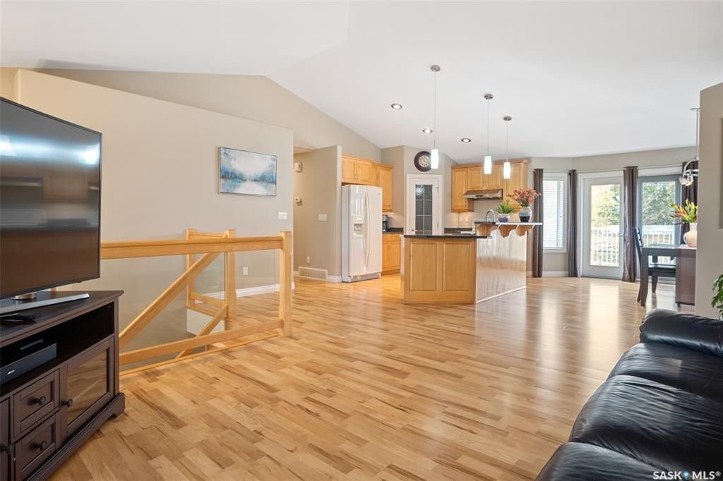 Willowgrove小区2006年建4房3卫错层独立屋出售，位置便利步行至两所小学，百年高中，近公园和购物中心，周边交通便利。开放式大厅，挑高屋顶带大量窗户，全实木地板。枫木橱柜，大型中岛，步入式储物柜。餐厅周围环绕着几扇大窗户，自然光充足且餐厅面积大，可容纳多人同时 - 5