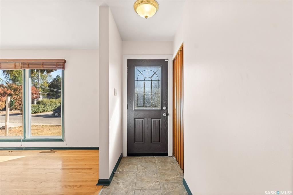 绝佳好位置Greystone Heights小区，步行至大学，8街购物等设施。大尺寸1310尺4房4卫平层独立屋出售。占地7326尺大地块，原橡木地板，客厅带天然气壁炉，好彩光，主卧带独立洗手间，地下室带独立出入口，完整装修有一个多功能厅带水吧台，独立书房，一个大窗户卧室，另有2 - 8