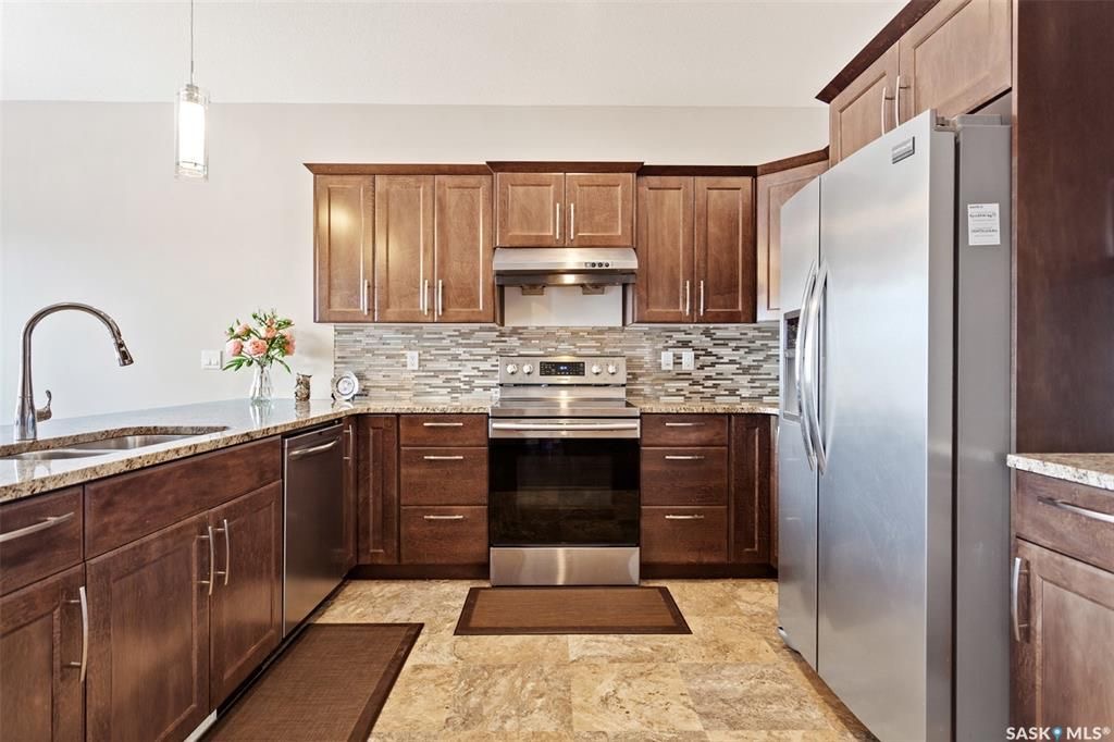 Evergreen 小区1477尺2013年建5房3错层独立屋出售，位置便利近两所小学，附近高中，购物广场。挑高天花板，实木地板，厨房不锈钢设备。主卧步入式衣橱，一楼和地下室层高均为9 feet，地下室装修有两房，一个大家庭厅，一卫。大院子连房子双车库。其他升级设备有，加湿器，中 - 6