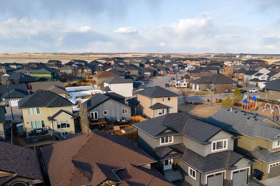 Willowgrove小区2011年建1912尺4室4卫+bonus多功能厅独立屋出售。前MontanaHomes样板间，近公园，学校，购物。高档装修，升级配置：9尺加高一楼和地下室层高，卧室全实木地板，全大理石台面厨房和洗手台，枫木橱柜，天然气壁炉造型墙，高档Bosch家电 - 9