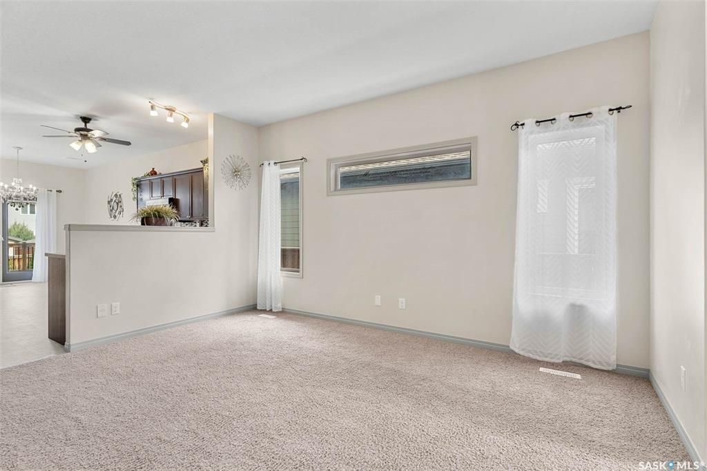 Stonebridge小区安静核心地段1144尺3房2卫平层独立屋出售。步行500米至两所小学，近公园，周边购物。2011年建一手房主保养如新。一楼调高层高，半开放设计，枫木橱柜，充足台面储物空间，2019年更换全新家电，三个大卧室主卧带独立洗手间双衣柜。私密后院有后巷，不紧靠邻 - 8