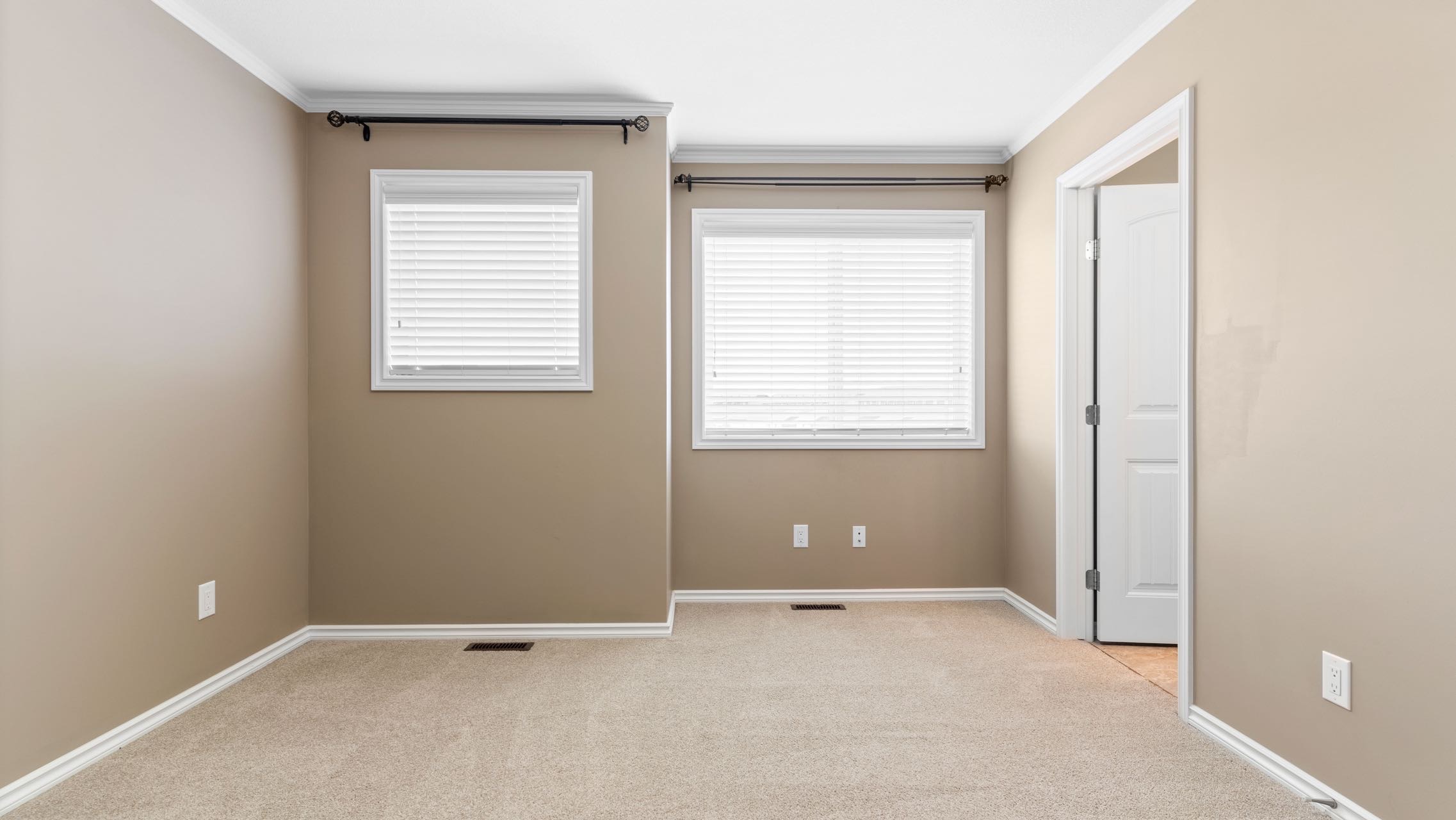 Willowgrove小区2012年建1315尺2房3卫联排别墅出售。房屋年代新，步行百米至两所小学和公园，近百年高中，近购物中心。一楼朝阳自然光充足，客厅宽敞明亮。9英尺挑高，高级复合板地板，全花岗岩台面，枫木橱柜，不锈钢厨房设备。二楼2个超大卧室均带独立洗手间和步入式衣柜。地 - 23