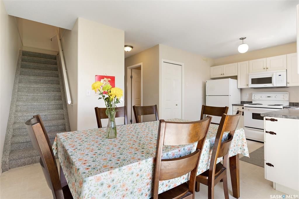 Lakewood小区2003年建3室2卫湖景联排，后院紧邻小湖公园绿地，好风景，好采光。房屋保养好，带双车位，新装中央空调，新换洗衣机，洗碗机，微波炉抽油烟机。客厅实木地板。可以步行至附近商业购物方便，近小学。状况好，保养如新，开价$239000。 有意请联系地产经纪Gary G - 13