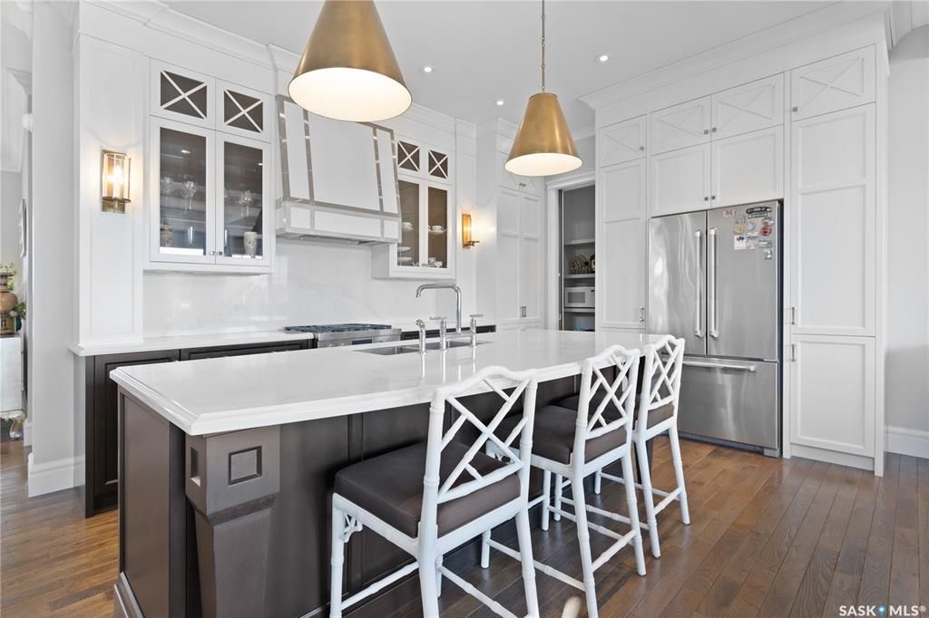 高尔夫球场THE WILLOWS顶级小区超大地块，3072尺2014年建独立屋出售。绿地公园环绕，房子设计豪装修顶配，保养如新。全屋自然光充足，11尺高顶，大理石地板，深纹理硬木地板，全屋冠顶装饰，吊顶天花板，升级加高实心门和装饰套件，定制壁板壁纸，顶级定制灯饰和卫浴设备。4房4 - 6