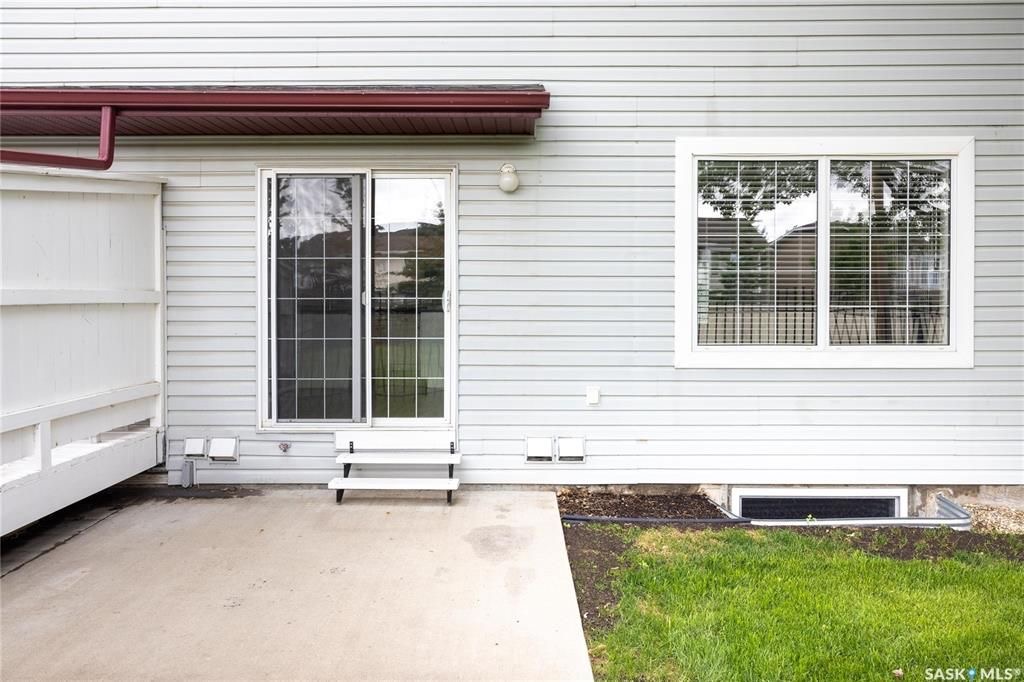 Arbor Creek小区 1364尺双车库联排边户出售。背靠绿地公园。位置安静便利。附近有小学，高中。多窗户大客厅，二楼2个大卧室外加一个大多功能厅。地下室装修有1活动厅带窗户外加完整洗手间。新换瓦片，刷漆，车库门 ，地板，部分家电。挂牌价格 $329900。详情联系Royal - 10