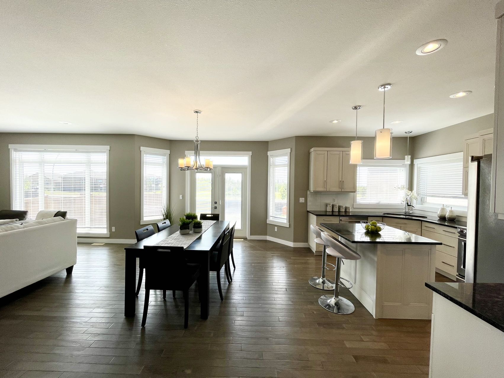 Evergreen2167尺独立屋出售，高档装修，大地块私密大院子（背后不靠邻居）。一楼带独立书房，9尺层高，实木地板，吸顶音响，厨房大理石台面. - 9