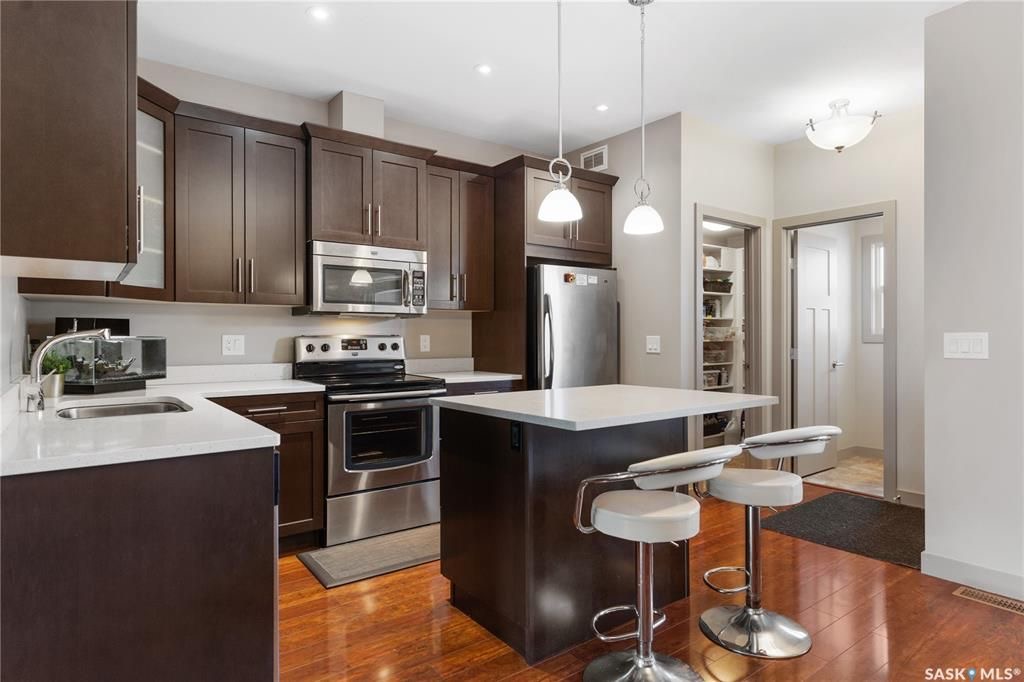 Evergreen小区核心路段2014年建1314尺3房3卫联排别墅出售。房屋状况如新，可步行至小学和公园，近高中近购物。一楼客厅宽敞明亮，9英尺层高，高级复合板地板，全花岗岩台面，枫木橱柜带阻泥，厨房不锈钢家电齐全。二楼3个大卧室，洗衣房，超大主卧带完整洗手间和步入式衣柜。地下 - 14