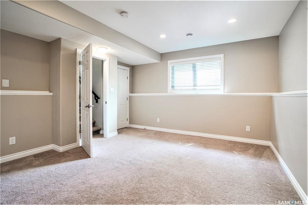 Stonebridge小区 1634 尺联排 4房4卫，安静边户，出售。大面积，挑高顶客厅，大窗户，厨房理石台面和不锈钢家电，主卧带独立洗手间。半地下室带大窗户。连房子单车库。步行可到小学，超市，公园。挂牌价格：$289000。详情请联系Royal LePage地产经纪Gary - 8