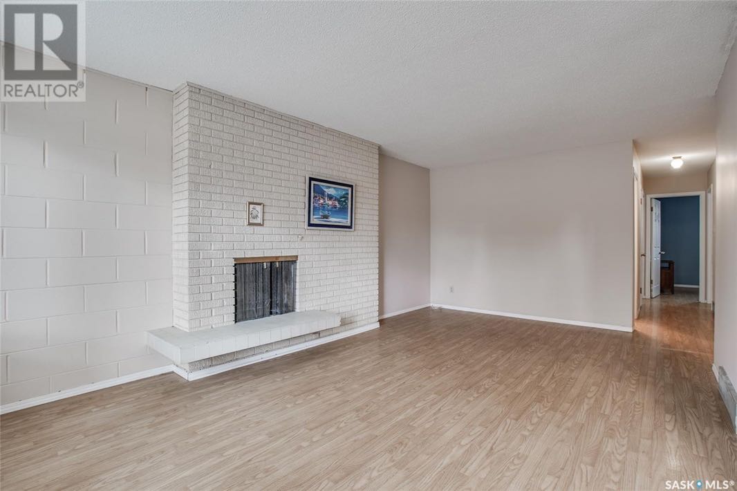 West College Park 近萨大8街双拼（一半）出售1066尺平层，带单车库，4房3卫，地下室装修有1房一厅一卫一书房。房屋彩光好，升级有洗手间，地板，锅炉，热水器，瓦片，室内门，部分家电，全新刷漆。挂牌价格：$309000。详情请联系地产经纪Gary Gai 盖王睿 - 6