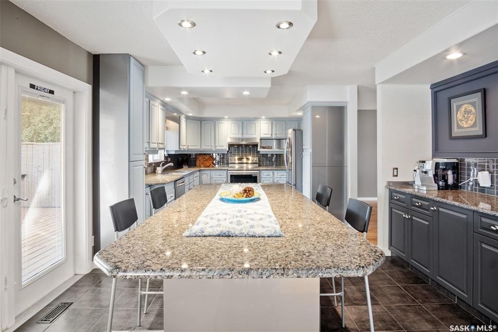 LAKEVIEW小区2390尺5室4卫双层独立屋出售。位于安静核心街区，步行百米至小学，近公园购物交通便利。高品质装修，实木地板，翻新厨房橱柜，全花岗岩台面，双客厅（前厅后厅宽敞），双餐厅（含正餐厅）。私密大后院装有阶梯式大露台。二楼四间大卧室，主卧带超大独立步入衣帽间，大浴室带 - 8