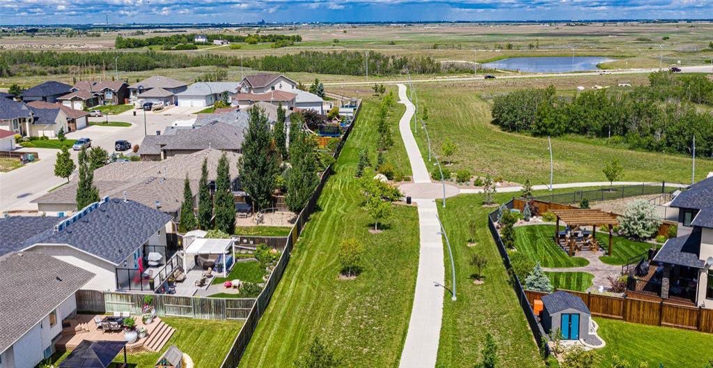 Silverspring小区最优路段之一，背靠公园步道，好风景，好彩光，2003 年建，1405 尺 bi level 错层 5房3卫，Royalty建商，实木地板，多窗户， 上下挑高层高，地下室大窗户，新热水器，加大双车库。精心保养。大地块，私密好院子。挂牌价格：495000。 - 4