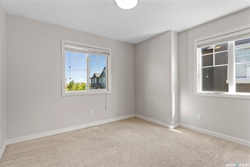 Willowgrove小区多窗大边户1340尺 3房3卫地下室装修安静联排出售。2013年建，步行至小学，购物，公园。背靠私密绿地，好采光，高档装修，新换地板，大理石台面，现代橱柜，不锈钢家电。全新刷漆。二楼3个大房间尺寸足，洗手间带天窗好采光。地下室完全装修有一个大家庭厅一个独 - 19