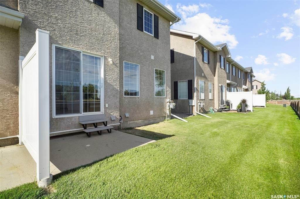 Briarwood小区私密联排出售3房3卫，安静边户多窗户采光好，安静私密绿地，背面没有邻居。二楼三个大尺寸房间，地下室装修有1超大多功能厅外加洗手间，保养如新，实木地板，升级橱柜，天然气壁炉，天窗，中央冷气等。挂牌价格 $285000。详情联系地产经纪Gary Gai 盖王睿  - 25