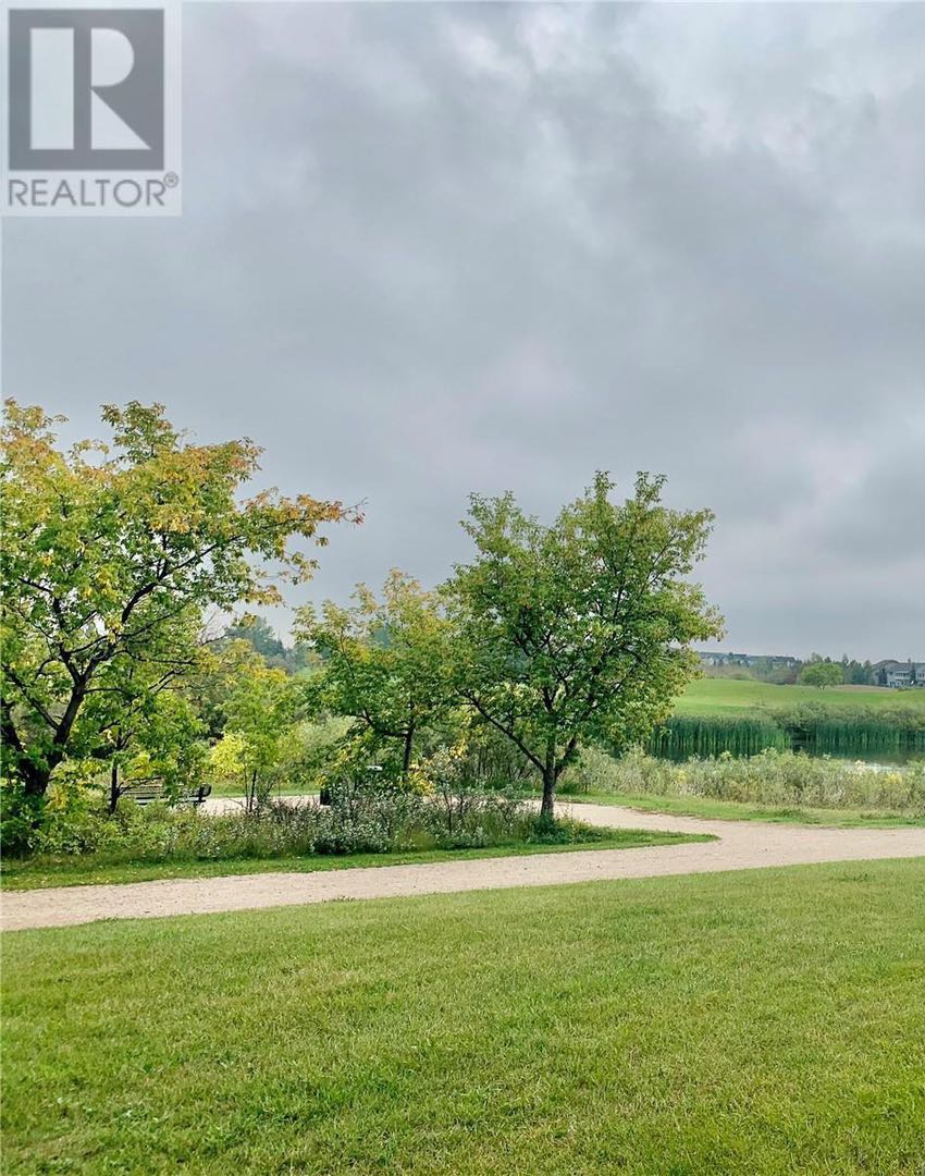 Wildwood小区850尺2室1卫公寓出售。靠近8街，背靠绿地和高尔夫球场，景色优美，环境安静。近公园，等其他生活设施，公交线路发达，交通非常便利。一层公寓，含阳台，一个地上车位，独立洗衣烘干机。屋内有壁炉，厨房设备齐全。挂牌价格：$119，000。有意请联系地产经纪Gary - 4