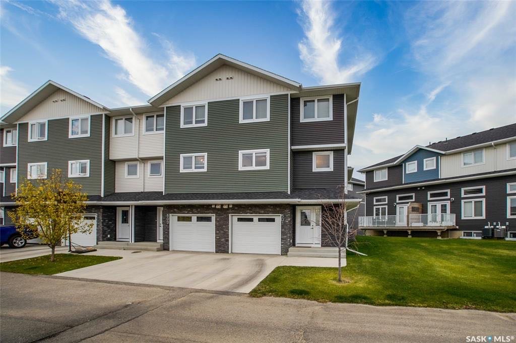 Evergreen小区1656尺4房4卫边户联排屋出售。安静位置，步行100米至两所小学，大公园。越层挑高顶，落地大窗户，彩光极好，高档装修，大理石台面，现代橱柜，不锈钢家电。大露台。主卧带独立洗手间大衣柜，地下室大窗户。 另有连房单车库，中央空调，换风系统。2015年建，房子状 - 4