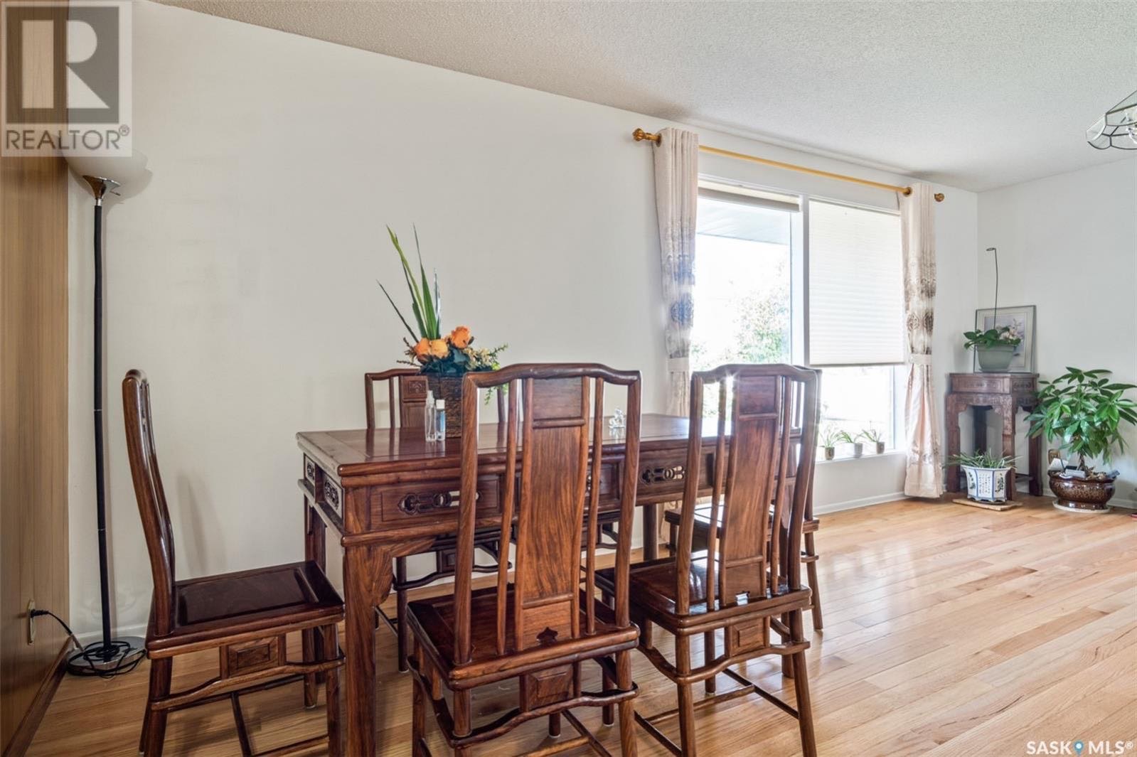 GREYSTONE HEIGHTS小区最佳位置大地块，步行至小学，公园，8街购物，近大学。1556尺3房3卫2书房独立屋出售，房子总占地7569尺。背靠小学公园，出行便利，生活设施齐全。一楼全实木地板，宽敞大客厅，厨房有充足的储物空间。大尺寸卧室，主卧带独立洗手间。地下室全部装修 - 4