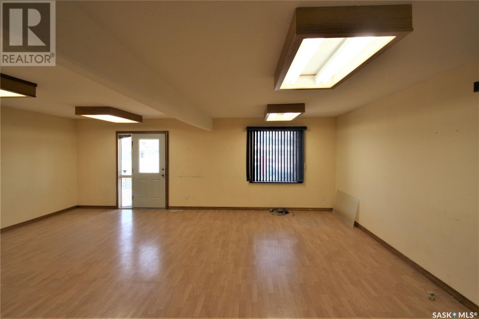 Saskatoon市内核心路段8街独一无二M1规划物业出售，50*120地块，商住两用，4房3卫。地下室带2室一厅一厨一卫出租套间。带1单车库。核心路段保值，多样潜力。适合用于投资或者办公室自用。挂牌价格：$719000.00。详情请联系地产经纪Gary Gai 盖王睿 - 5