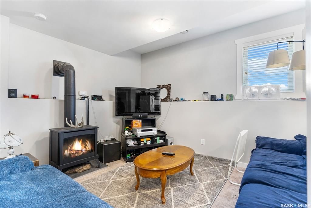 Evergreen小区1215尺错层独立屋出售, 本地西人业主，4房3卫，半地下室带合法出租1厅 1房间1卫分电表，独立出入独立洗衣烘干，另有1大活动空间用于主层住户使用，双车库外加1室外停车位，拐角地块多停车位，带露台，采光好，步行百米至两所小学及公园。 - 19